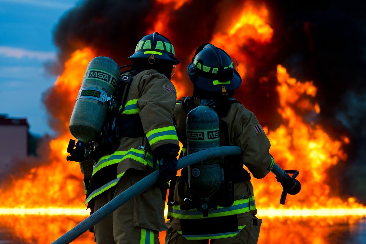 Al menos 16 bomberos que combatían incendios en California dieron positivo a Covid-19