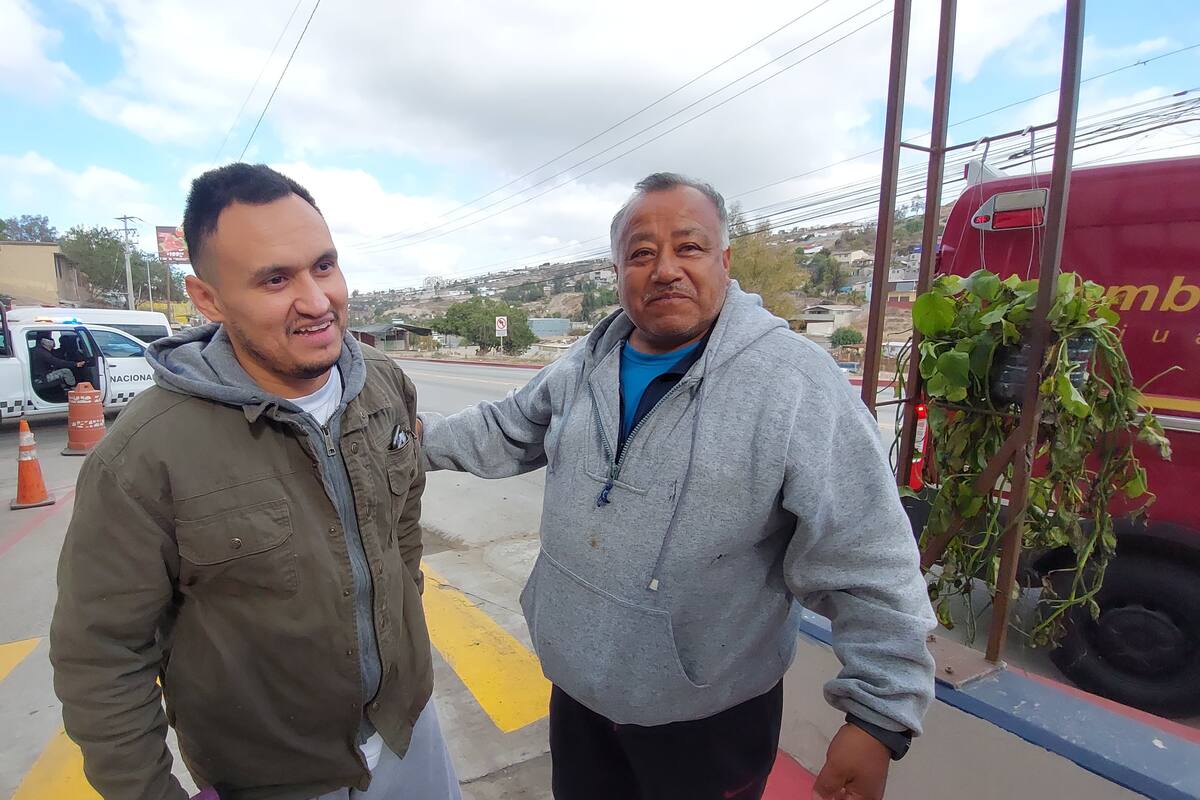 Familiares dan la bienvenida a sus mexicanos repatriados de EU a TJ