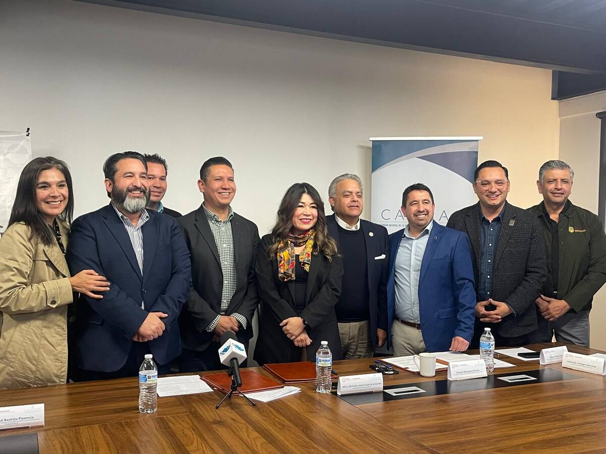 En la firma del convenio también estuvo presente Iván Nolasco, presidente estatal de la Canirac.