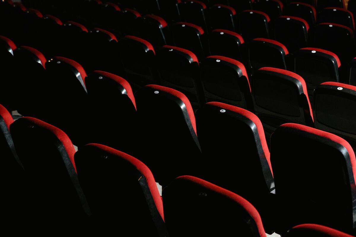 Compró todas las entradas del cine para demostrarle a su exnovia que ya no es pobre
