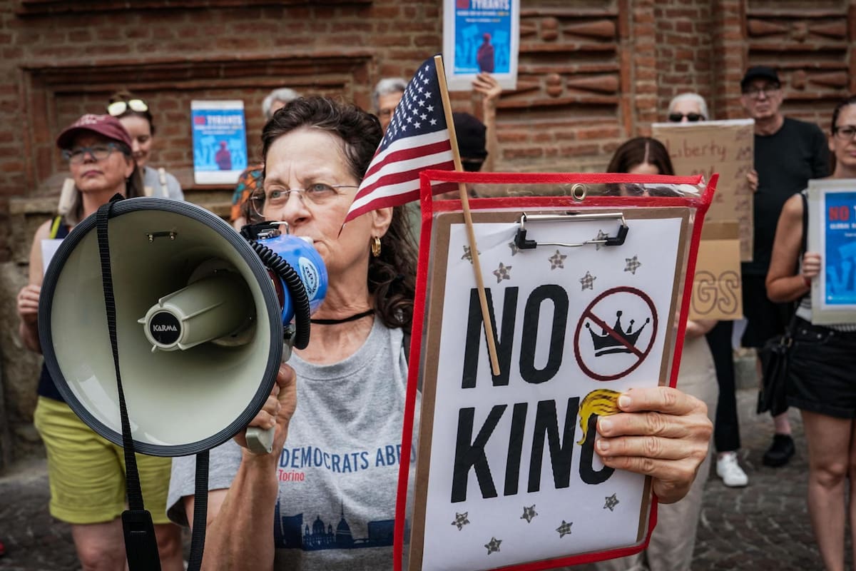 Turin (Italy), 14/06/2025.- Demonstrators, including US citizens living in the Italian region of Piedmont, take part in a 'No Tyrants No Kings Day' protest in Turin, northern Italy, 14 June 2025. The No Kings protests are a series of demonstrations organized for 14 June, against Trump's policies and actions during his second presidency, coinciding with the US Army's 250th Anniversary Parade and US President Trump's 79th birthday. (Protestas, Italia) EFE/EPA/TINO ROMANO