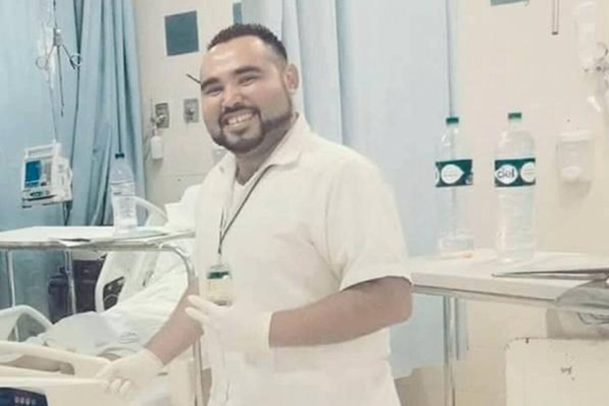 Enfermero le echa todos los kilos a su trabajo
