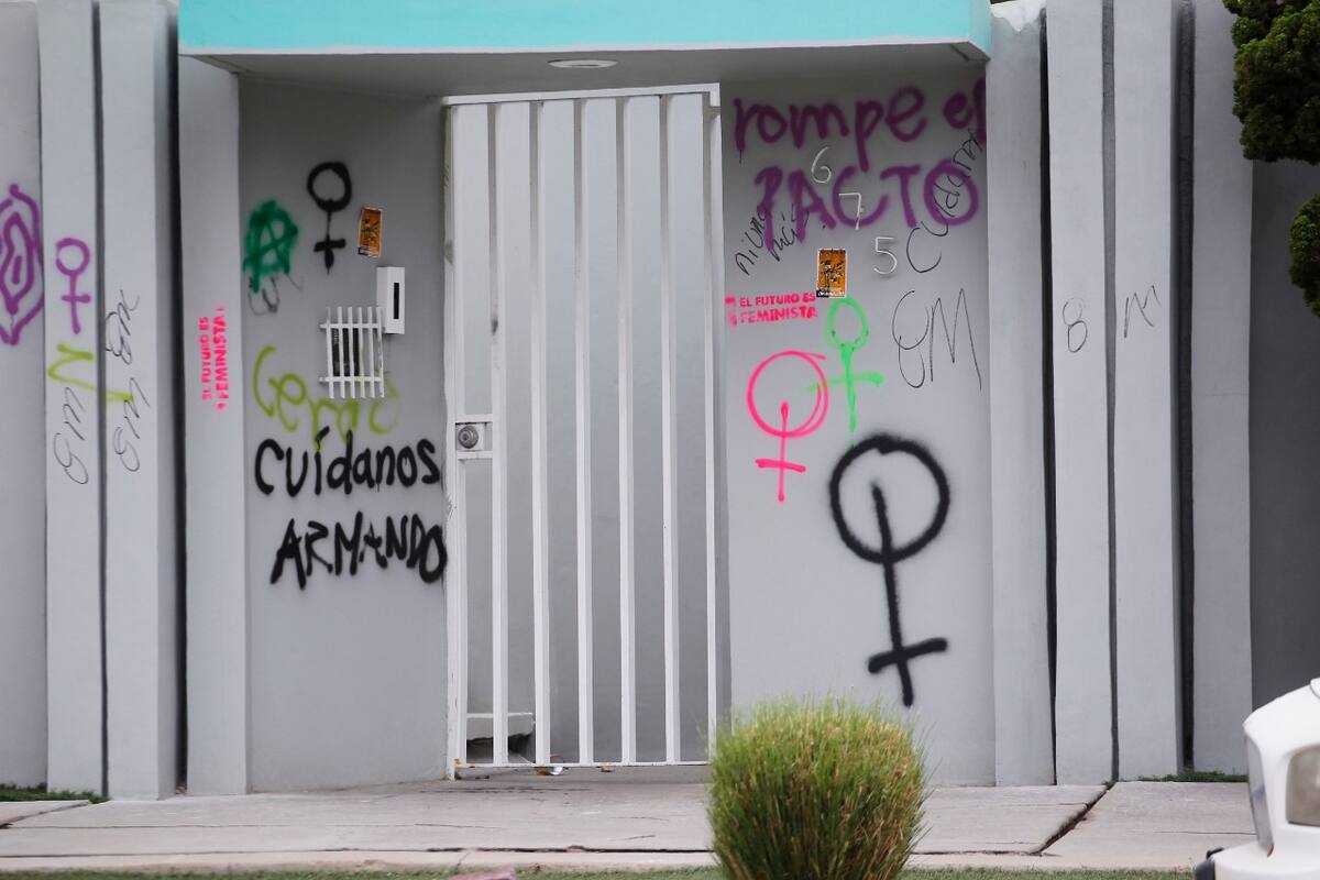 Realizan pintas feministas en casa del alcalde de Ensenada