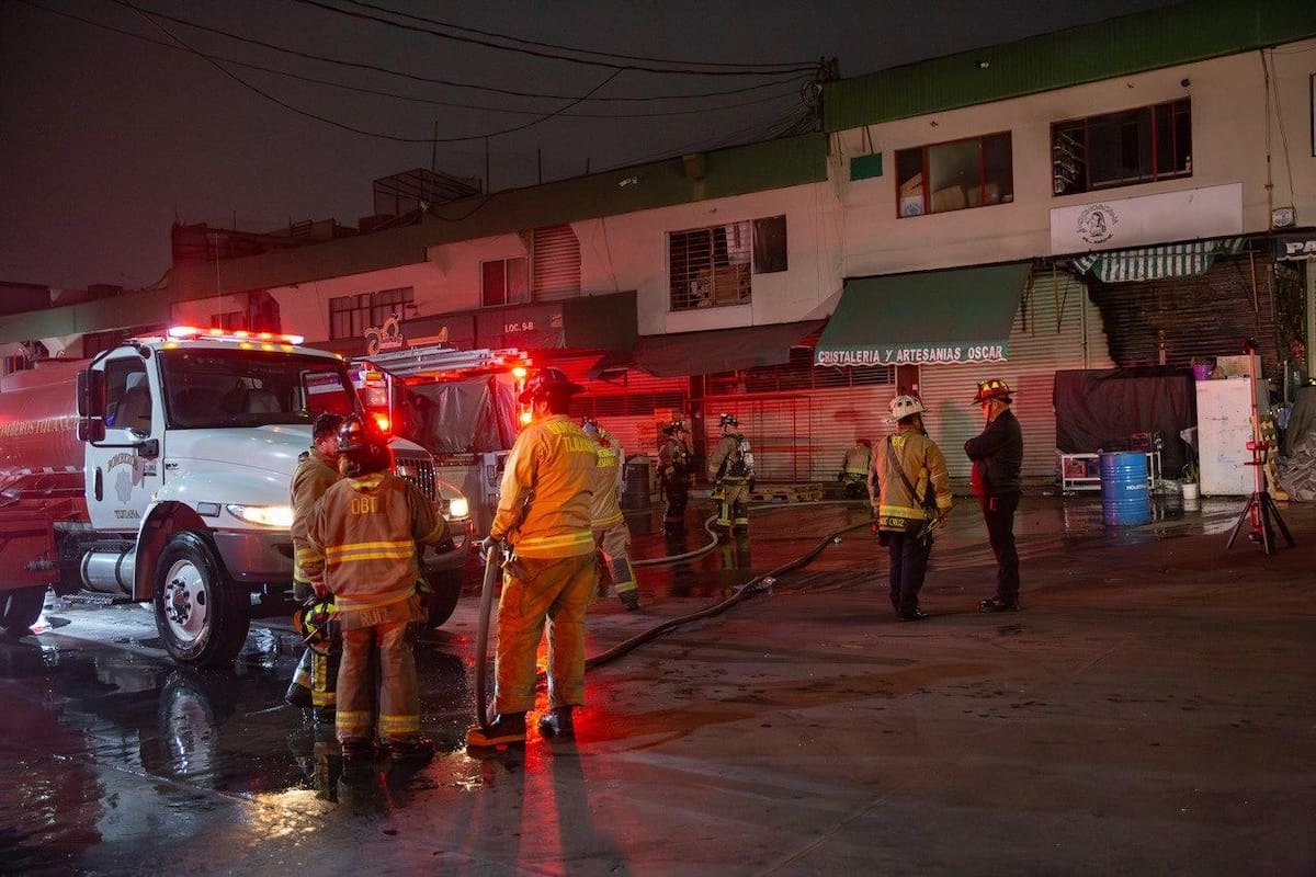 Se incendia local de especias en el Mercado de Abastos de Tijuana
