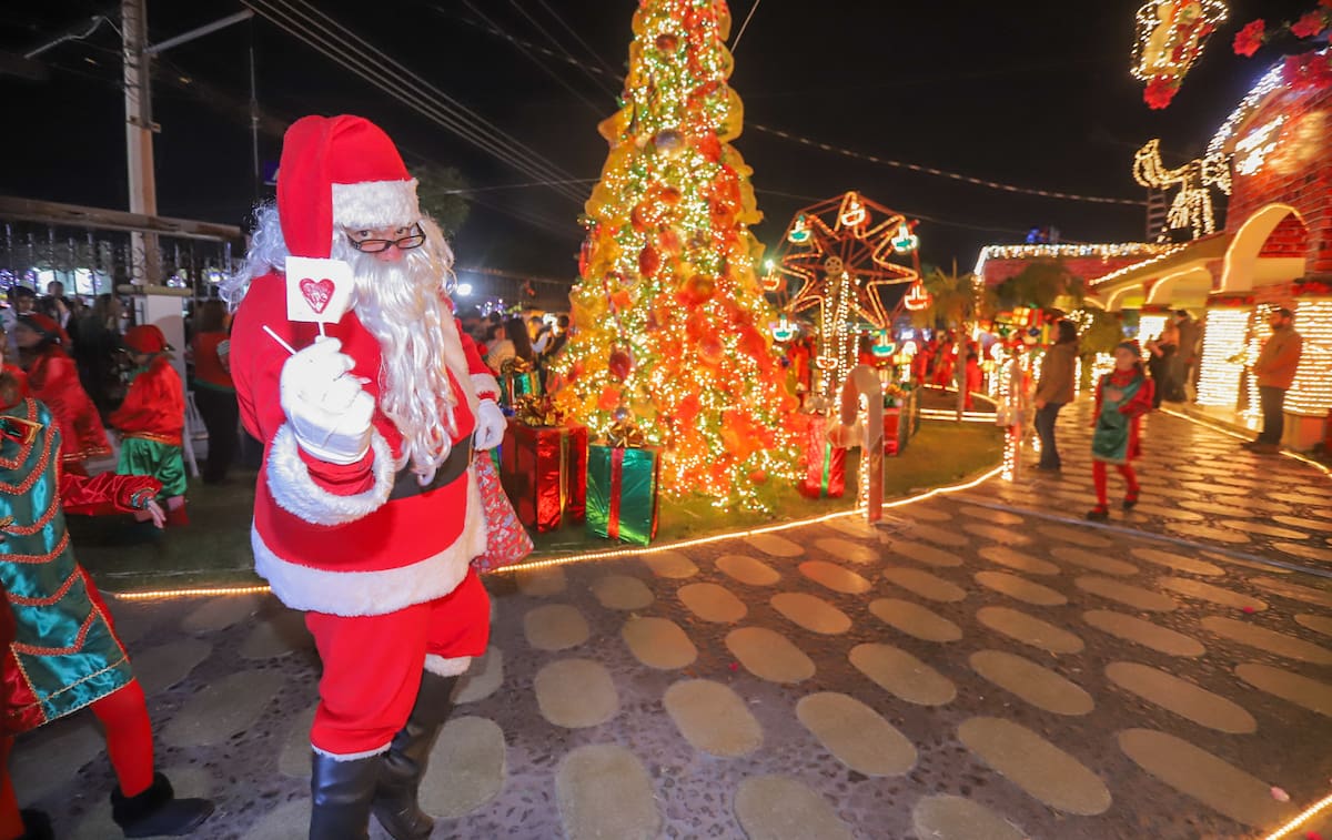 La tradición familiar de repartir dulces y villancicos a los niños continúa desde hace 31 años en “La Casa de Santa”. FOTO: BANCO DIGITAL