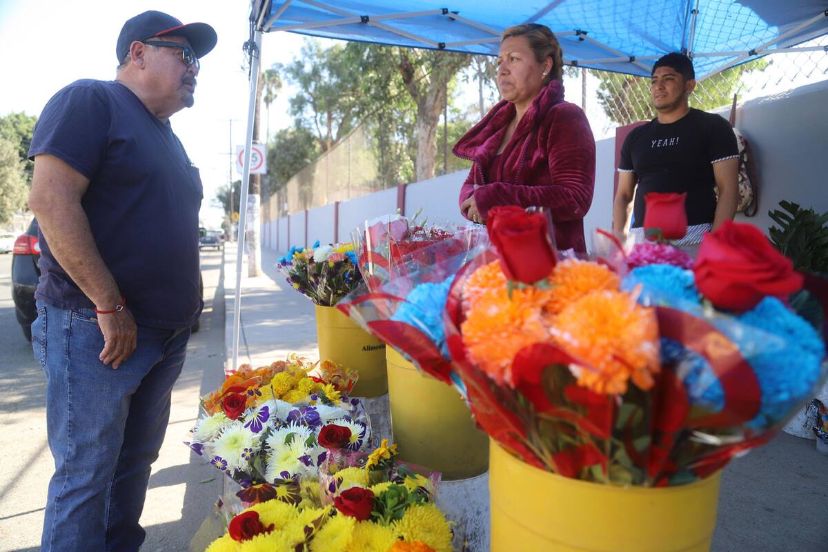 ‘Hacen su agosto’ vendedores por el Día de Muertos