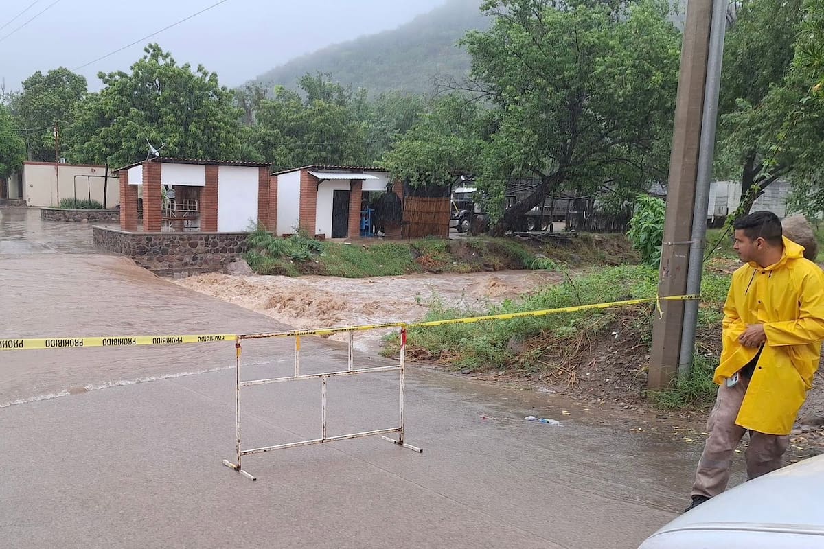 Autoridades de Álamos llaman a extremar precauciones durante la temporada de lluvias para evitar riesgos en arroyos, ríos y zonas inundadas
