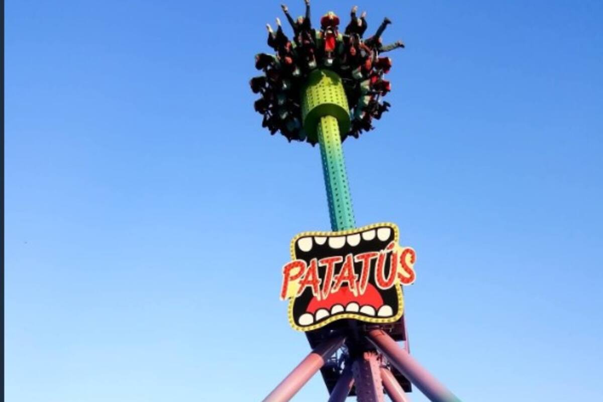 Falla juego mecánico y deja a personas de cabeza