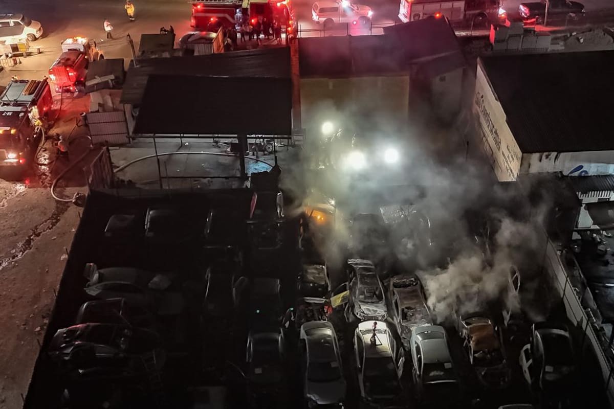 Incendio consume 20 vehículos en Yonke de Salvatierra