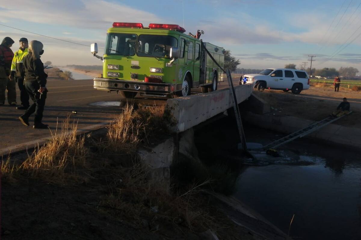 Muere hombre al caer con su auto a canal en SLRC