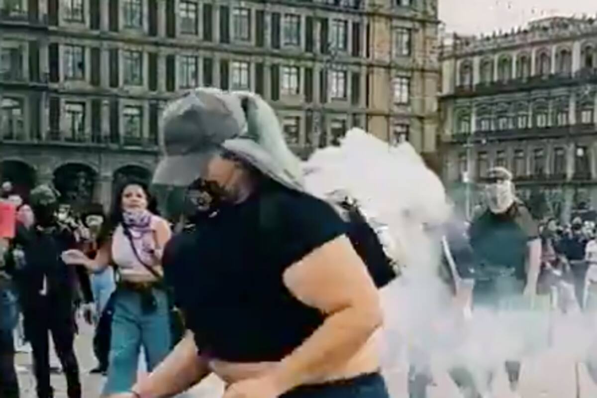 “La Reinota”, destaca en redes acción de joven al devolver bomba de humo durante las protestas frente al Palacio Nacional