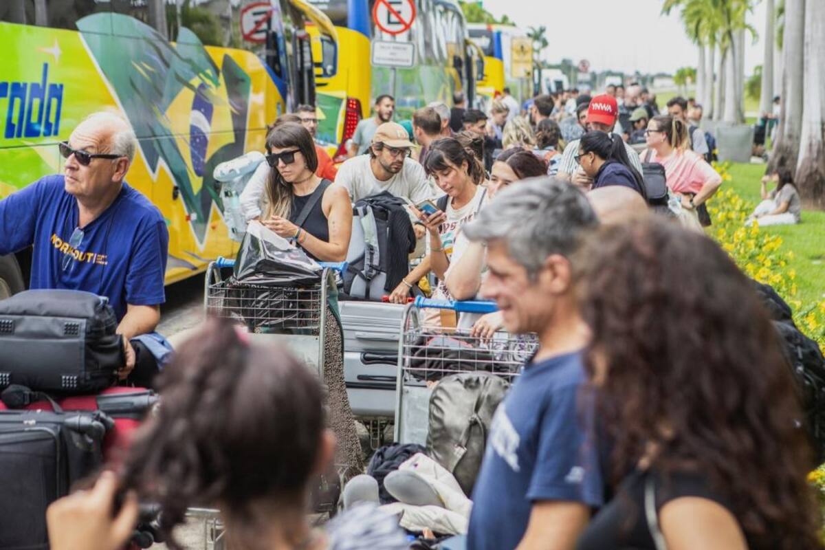 Los pasajeros a bordo del vuelo UX045 de España a Uruguay compartieron imágenes de los daños y las consecuencias causadas por la turbulencia. Foto: REUTERS