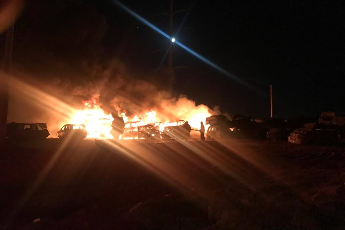 Incendio en yonke daña 24 vehículos