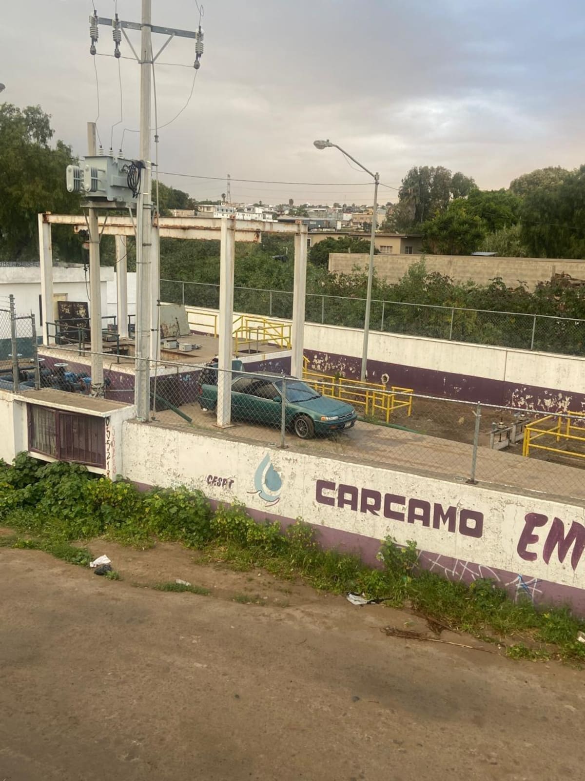Desde hace varios días se ha observado el flujo constante de aguas residuales que salen del sistema de bombeo ubicado a la altura del puente Kontiki. Foto: Cortesía