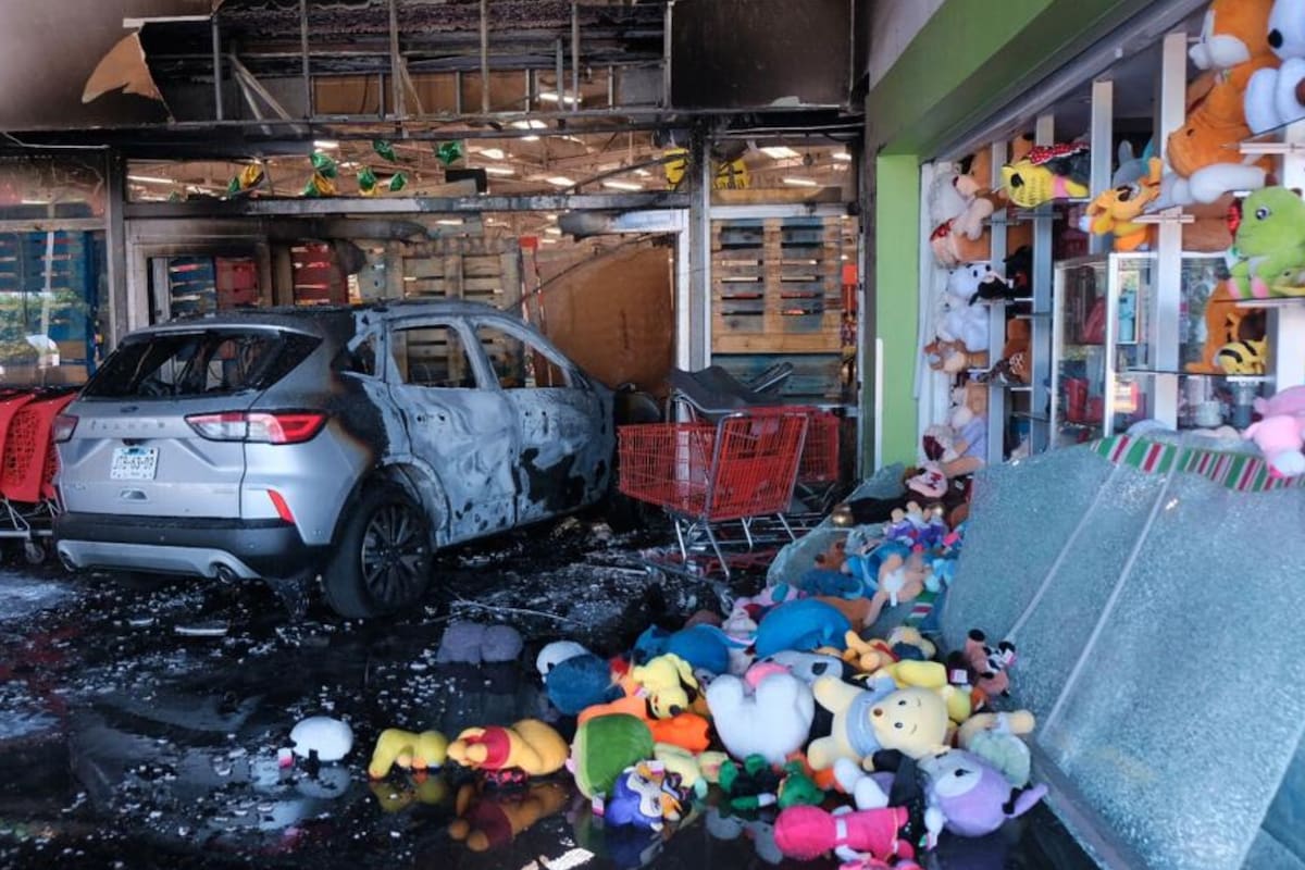 Gabinete de Seguridad afirma que plazas en Jalisco operan con normalidad, pero centros comerciales anuncian cierres y usuarios exhiben fotos y videos que lo contradicen