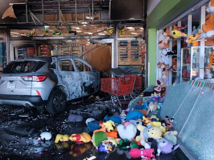 Gabinete de Seguridad afirma que plazas en Jalisco operan con normalidad, pero centros comerciales anuncian cierres y usuarios exhiben fotos y videos que lo contradicen