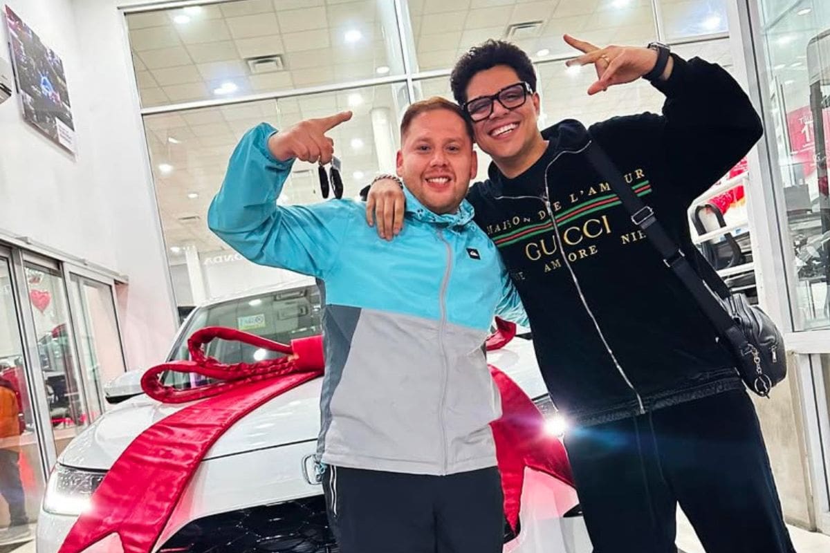 Eduin Caz sorprende a su primo con un lujoso auto y conmueve en redes