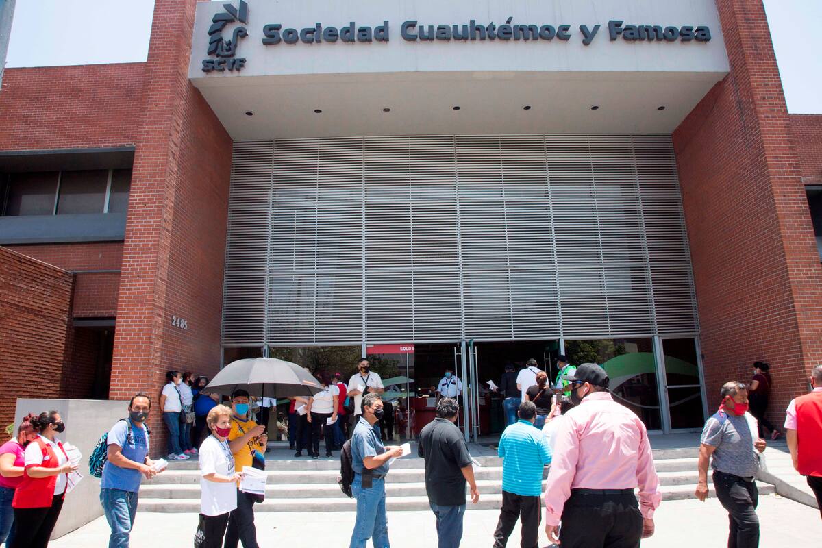 Empleados de la cervecera Heineken México, y personas en general, acuden este jueves a aplicarse la vacuna contra la covid-19, en la ciudad de Monterrey, en el estado de Nuevo León (México). EFE/Antonio Ojeda