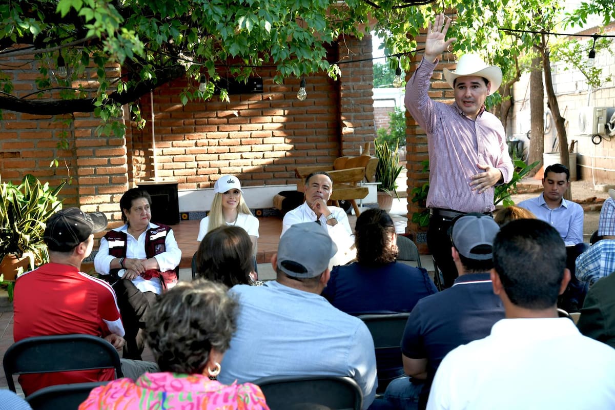 Adolfo Salazar, secretario de Gobierno de Sonora, se dirige a los asistentes a sesión informativa sobre el proyecto hídrico.