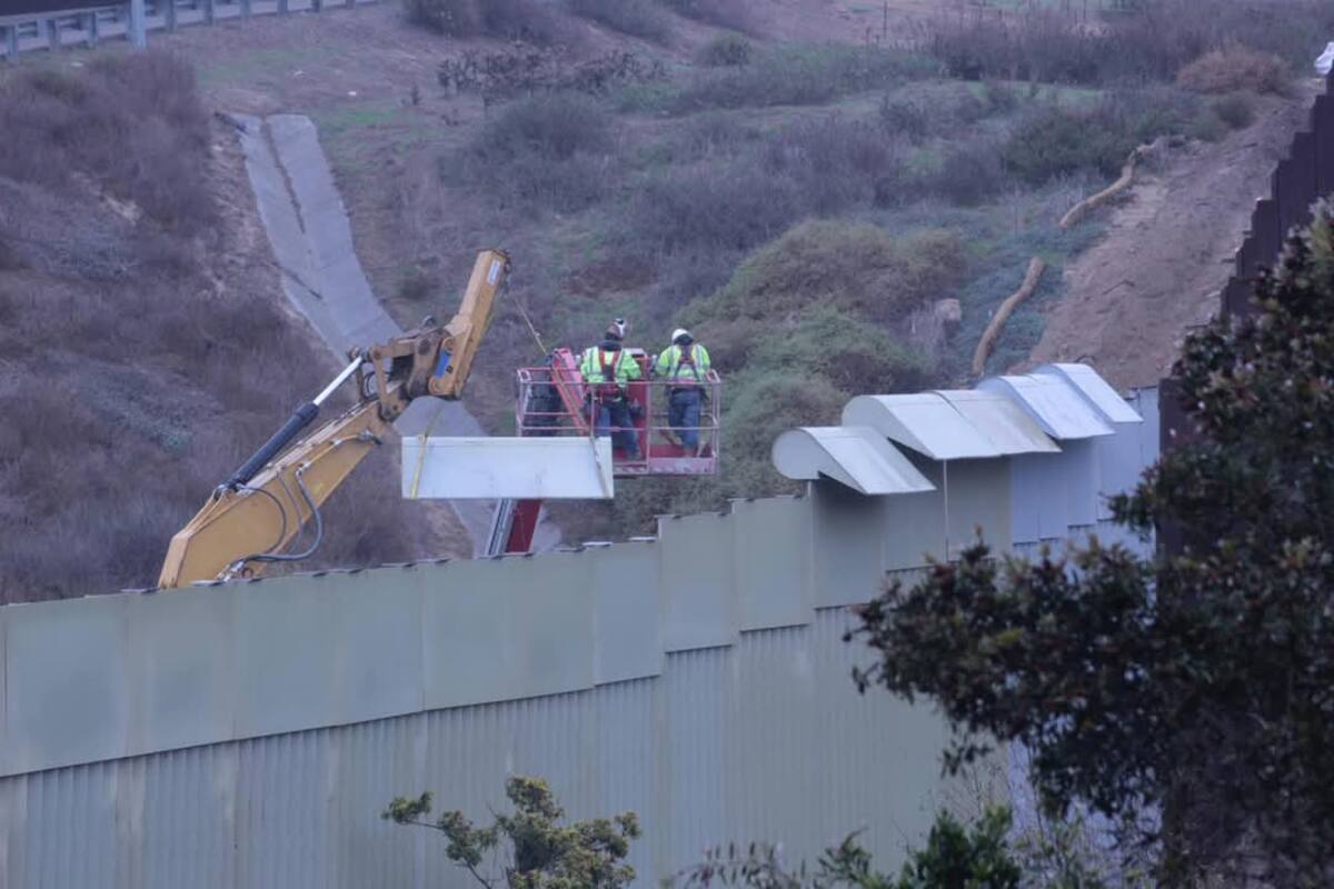 Siguen trabajos antimigrantes en el muro de EU