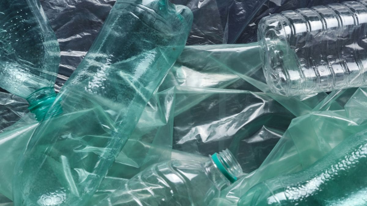 Una solución casera con botellas de plástico permite fabricar un trapeador económico en minutos, reduciendo costos de limpieza y fomentando el reciclaje en el hogar