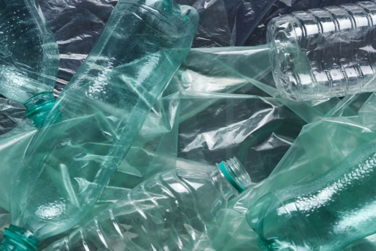 Una solución casera con botellas de plástico permite fabricar un trapeador económico en minutos, reduciendo costos de limpieza y fomentando el reciclaje en el hogar