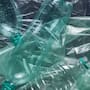 Una solución casera con botellas de plástico permite fabricar un trapeador económico en minutos, reduciendo costos de limpieza y fomentando el reciclaje en el hogar