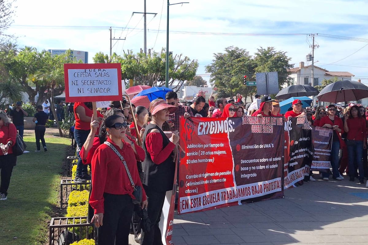 Miles de maestros se manifiestan en Cajeme contra la reforma del ISSSTE