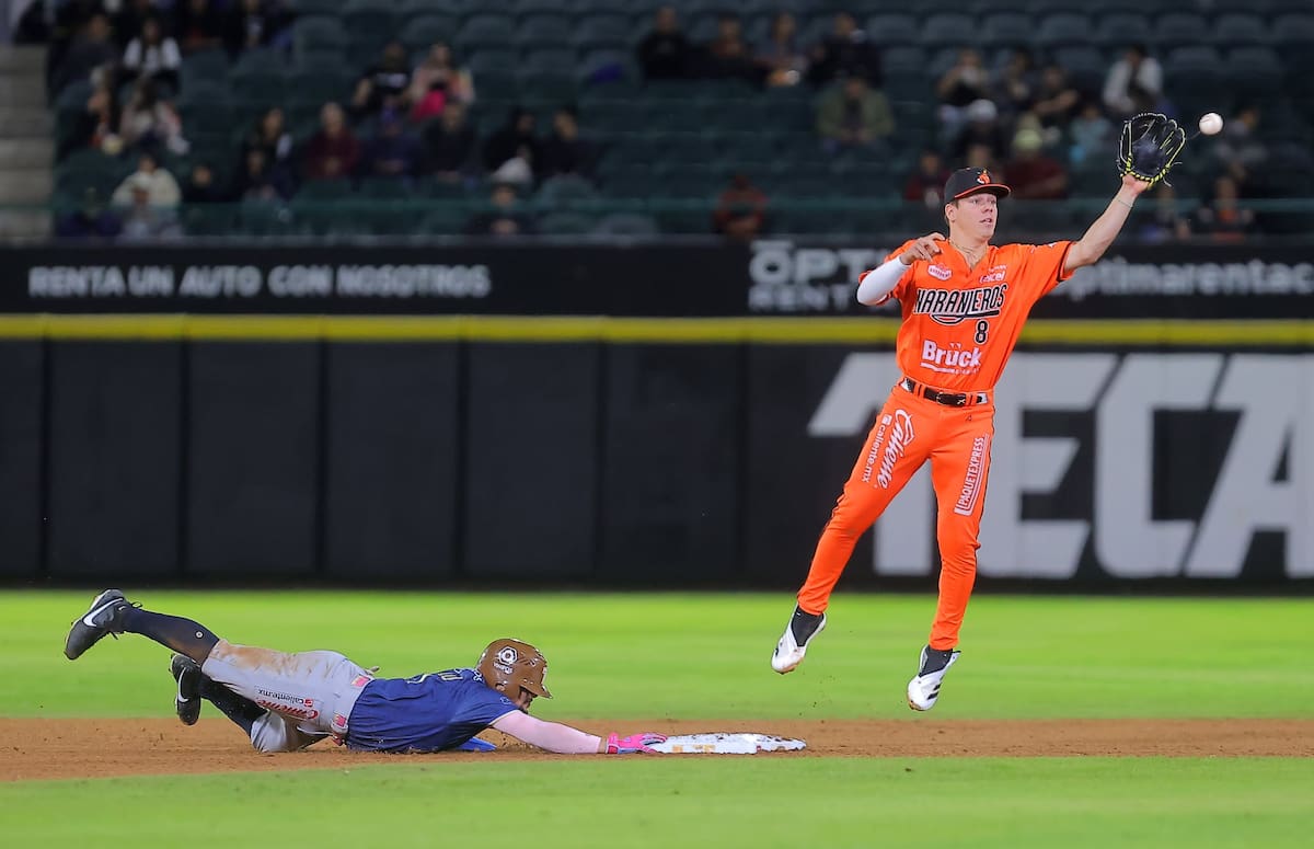 Tolentino busca atrapar el tiro del catcher para poner out a Lugo en segunda, durante el juego donde debutó con los de casa. (Foto: Eleazar Escobar)