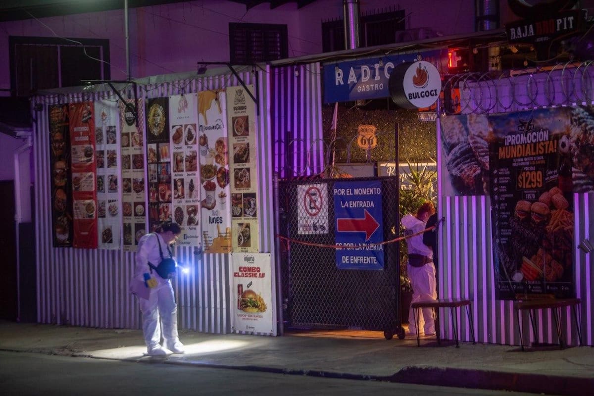 Elementos de seguridad y cuerpos de emergencia acudieron al establecimiento Gastro & Bar Radical tras el ataque armado registrado en la colonia Tomás Aquino. Foto: Border Zoom.
