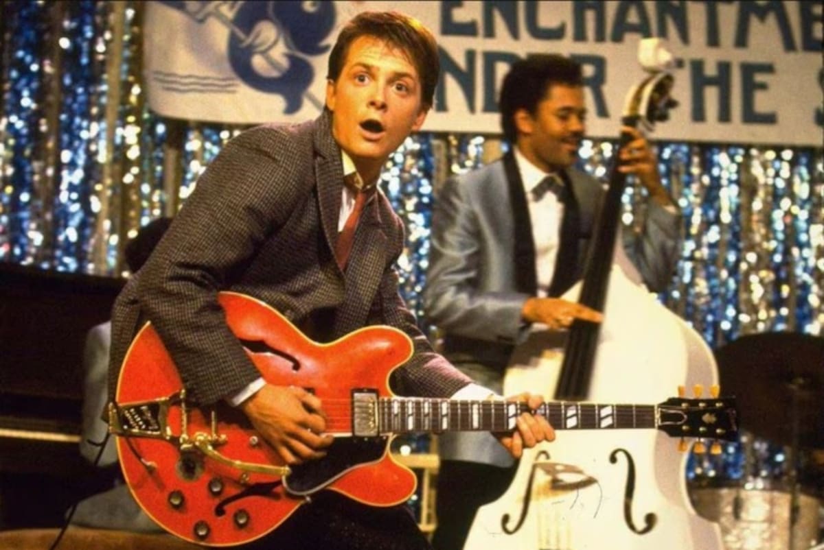 Michael J. Fox, recordado por su personaje "Marty McFly" sorprende en el concierto de Coldplay en Glastonbury al interpretar “Fix You”. Foto: Cultura Colectiva