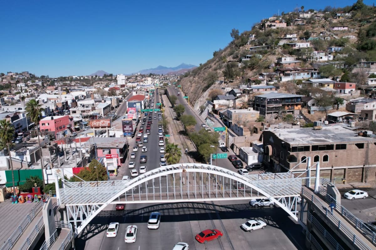 Continúan largas filas en garitas de Nogales