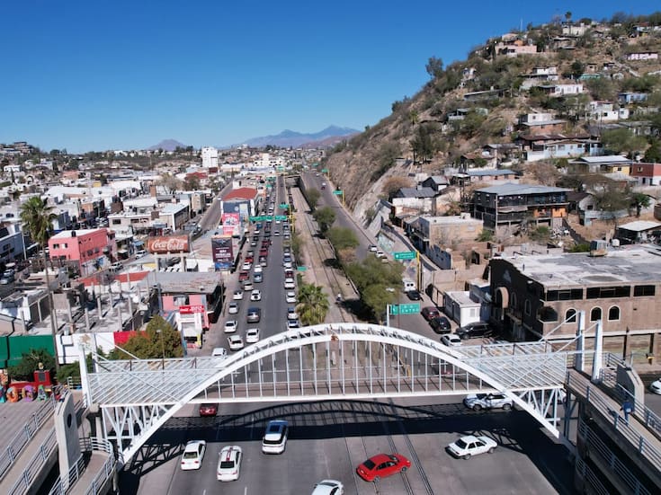 Continúan largas filas en garitas de Nogales