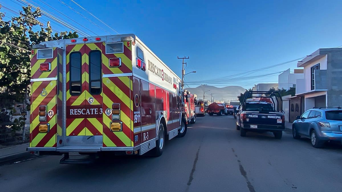 Vecinos reportaron el incendio tras notar humo en una vivienda de Real de San Francisco; no hubo heridos. Foto: Border Zoom