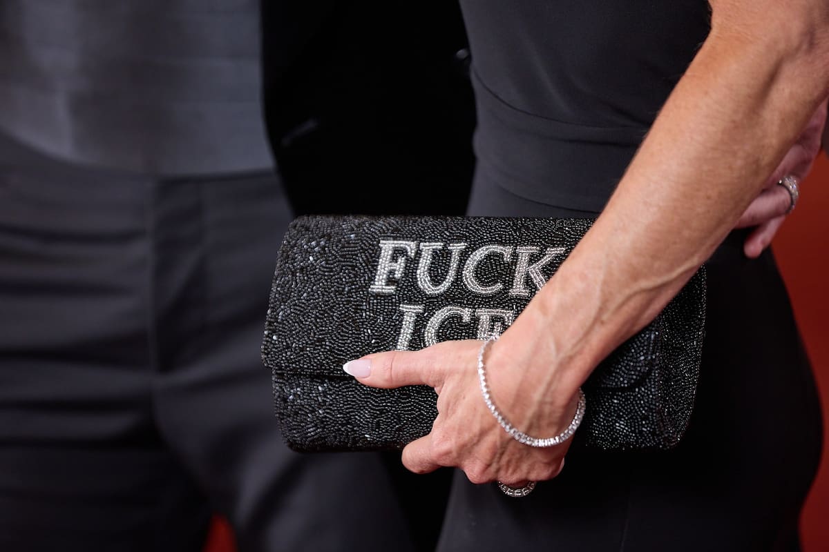 Glennon Doyle muestra mensaje contra ICE en la alfombra roja del Oscar