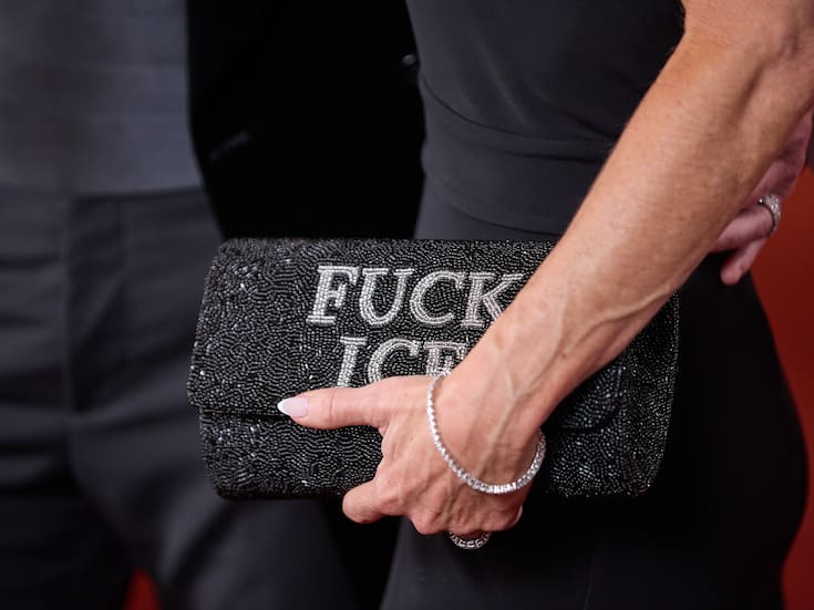 Glennon Doyle muestra mensaje contra ICE en la alfombra roja del Oscar