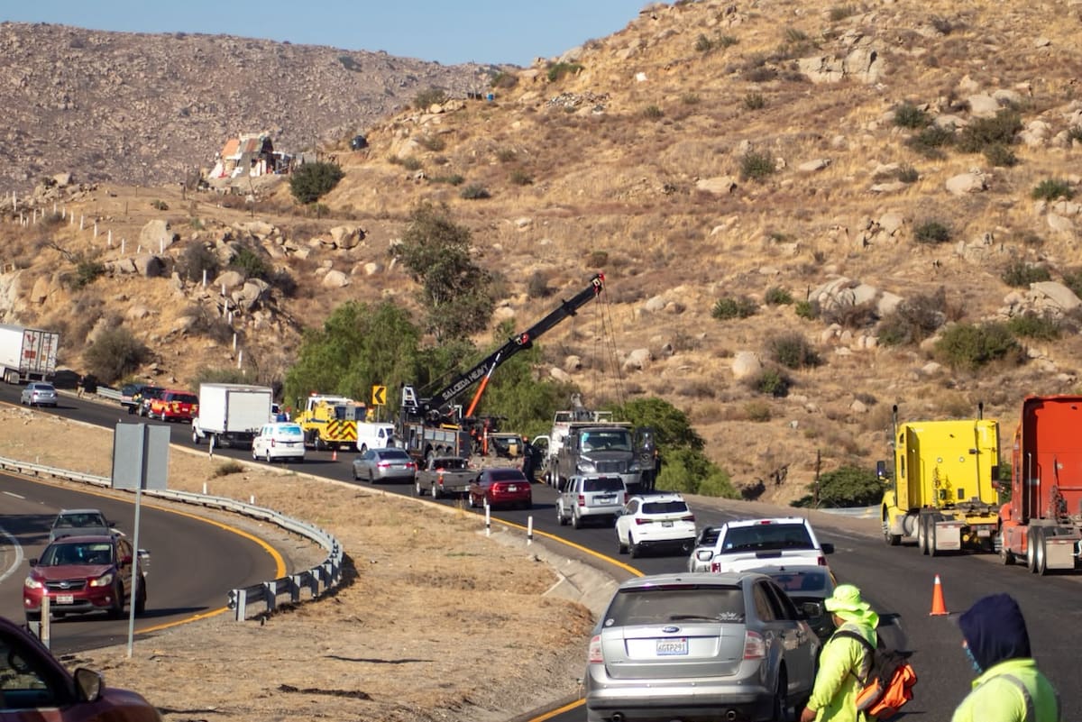 El conductor transportaba una carga de manzanas verdes cuando perdió el control del tráiler en la curva de Los Rosales, donde han ocurrido accidentes similares. Foto: Border Zoom.