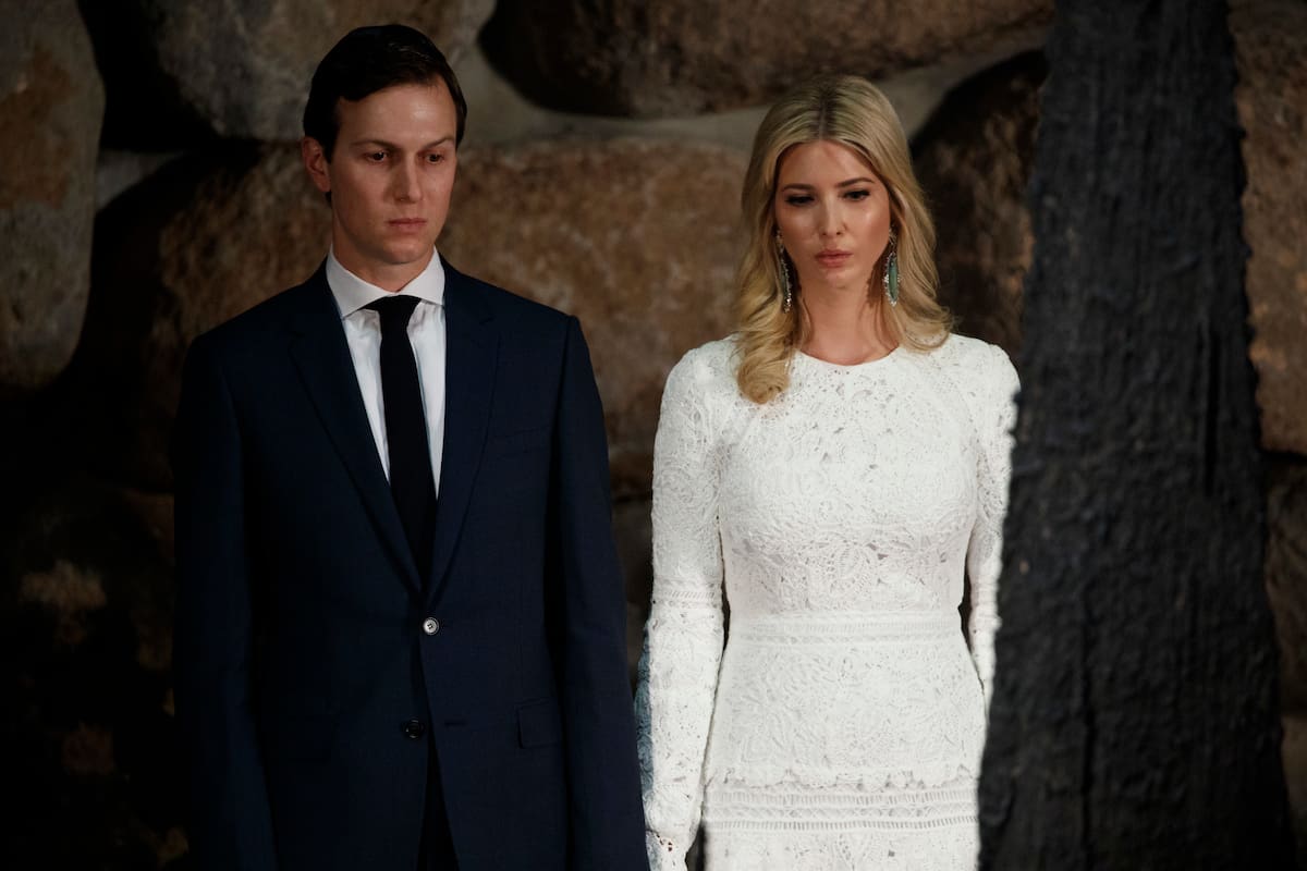 En esta imagen del 23 de mayo de 2017, el asesor principal de la Casa Blanca, Jared Kushner (izquierda), y su esposa, Ivanka Trump, observan durante la visita del presidente Donald Trump a Yad Vashem, en Jerusalén, donde se rindió homenaje a las víctimas del Holocausto. | Crédito: AP/Evan Vucci