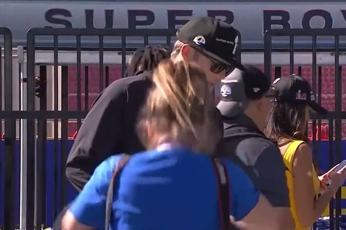 VIDEO: Fotógrafa cae del escenario y se fractura columna en festejos de Los Ángeles Rams
