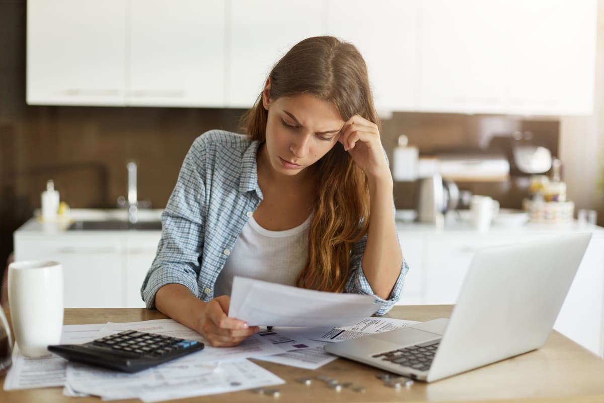 Es indispensable leer detenidamente los contratos vigentes de sus tarjetas y seguros. | Magnific