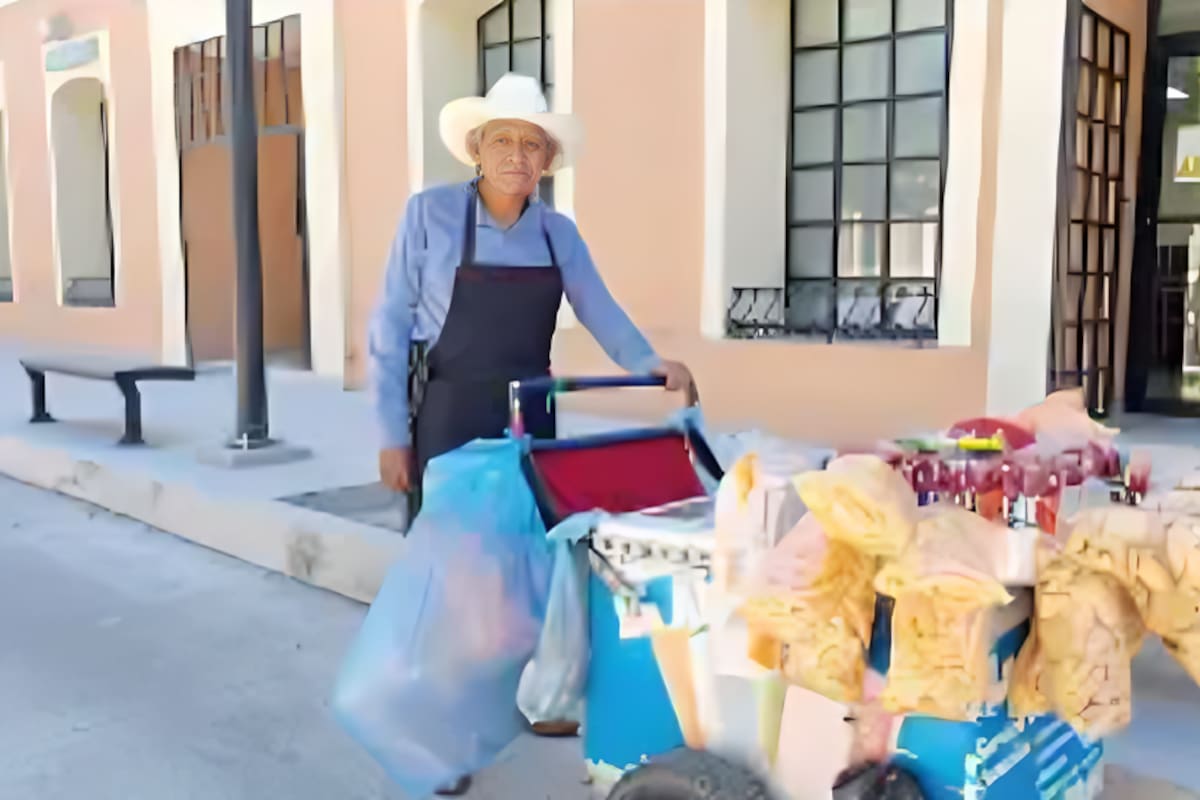 A sus 74 años, Eulalio Martínez recorre Hermosillo vendiendo nieves tras llegar con falsas promesas