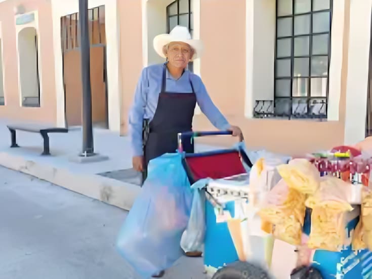 A sus 74 años, Eulalio Martínez recorre Hermosillo vendiendo nieves tras llegar con falsas promesas