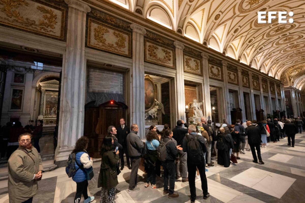 Cientos de fieles visitan la tumba del papa Francisco en la basílica de Santa María la Mayor de Roma que abre sus puertas este domingo a primera hora. EFE/Vatican Media -SOLO USO EDITORIAL/SOLO DISPONIBLE PARA ILUSTRAR LA NOTICIA QUE ACOMPAÑA (CRÉDITO OBLIGATORIO)-
