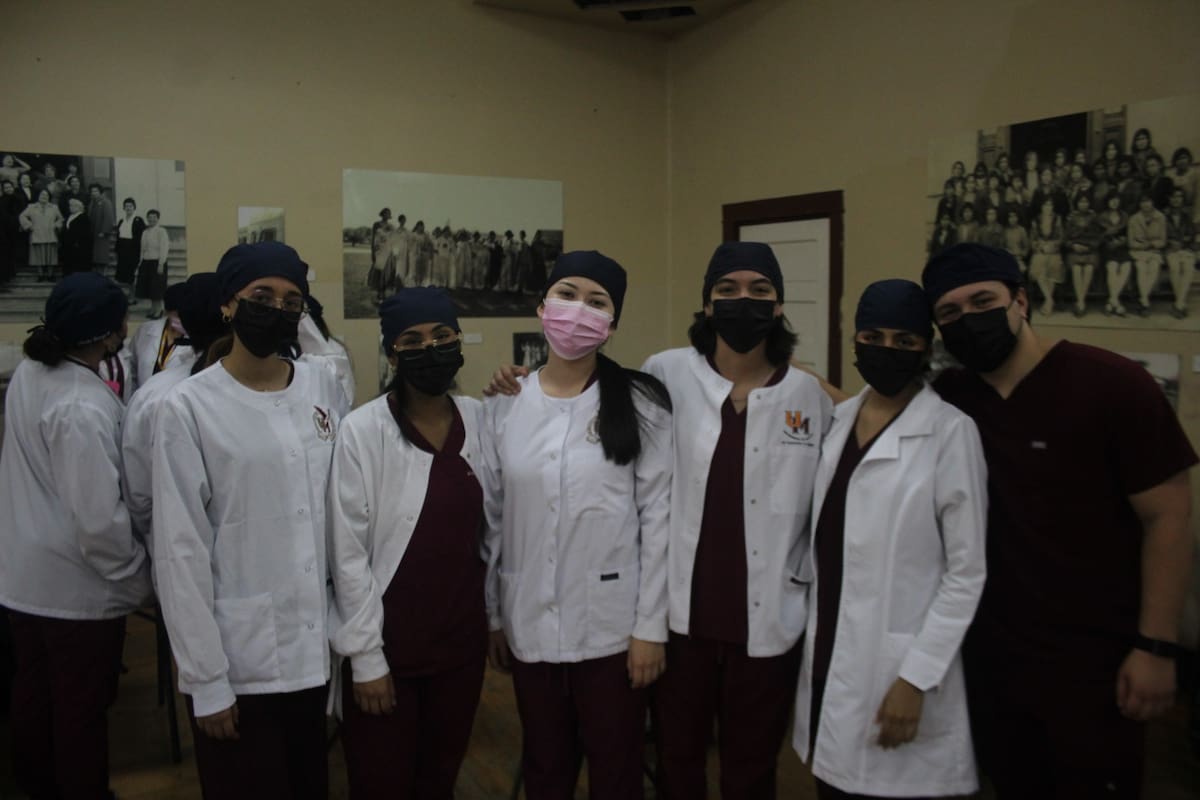 Jóvenes estudiantes combinaron revisiones dentales y actividades didácticas para enseñar a niñas y niños a la importancia del cuidado bucal desde temprana edad l Foto: Vicente González