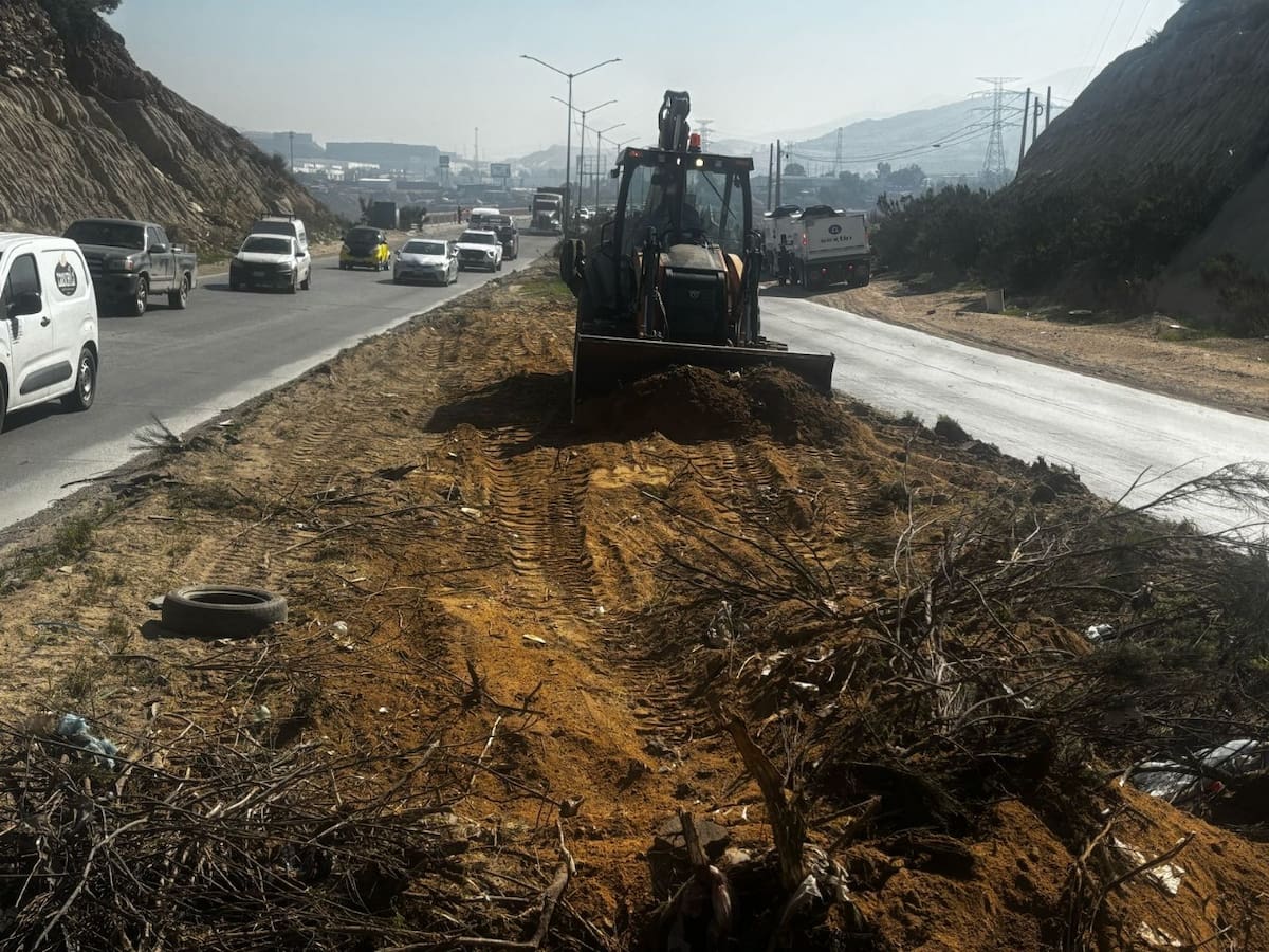 Un total de 22 empresas con más de 120 colaboradores y alrededor de 50 equipos, incluyendo 20 camiones de volteo participaron en la limpieza del Bulevar 2000.