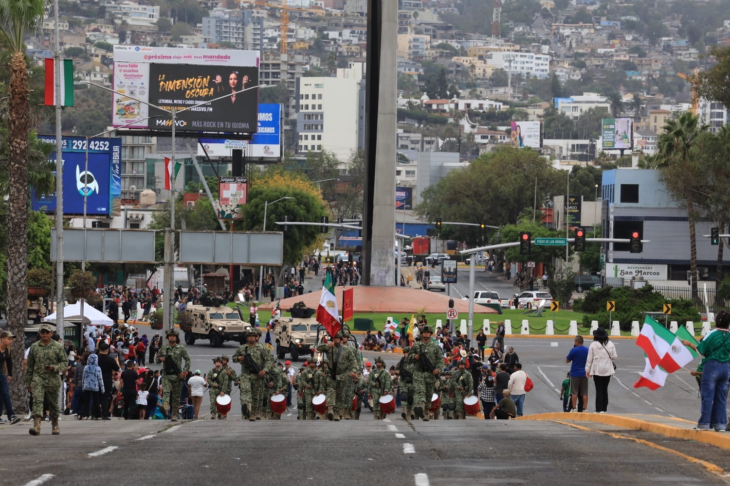 Familias acudieron desde temprano a Paseo del Centenario para presenciar el desfile del 16 de septiembre. Foto: Sergio Ortiz