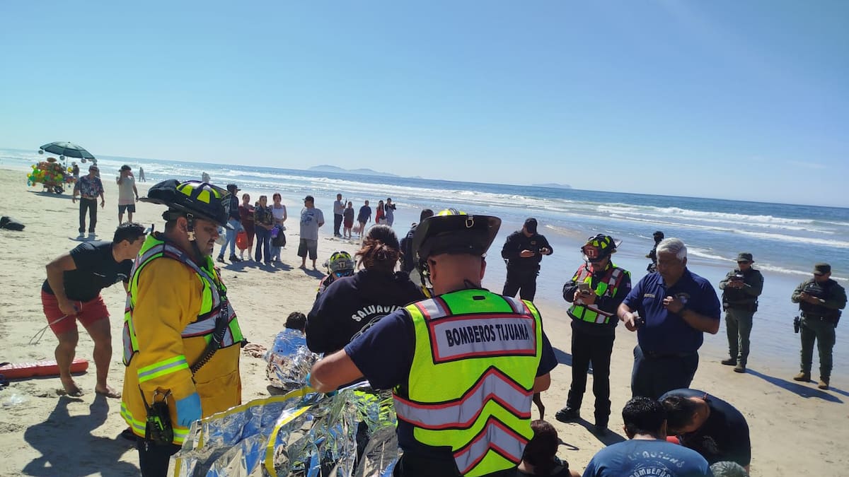 Rescatan a dos adultos y cuatro menores arrastrados por la corriente en Playas de Tijuana