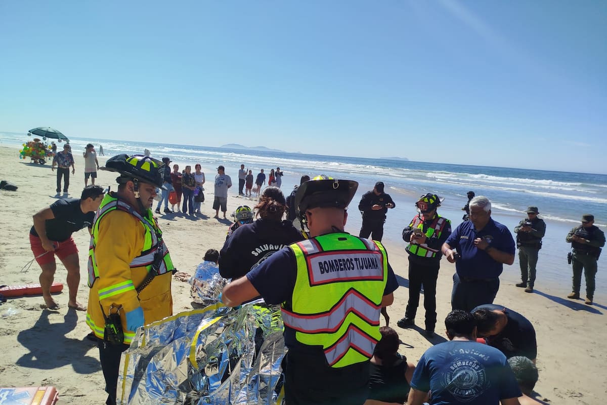 Rescatan a dos adultos y cuatro menores arrastrados por la corriente en Playas de Tijuana