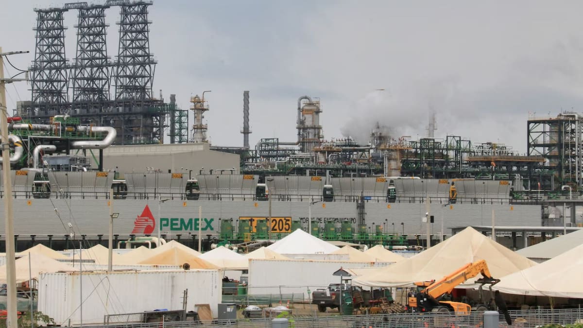 Registros federales muestran que miles de jubilados del sector eléctrico perciben pensiones de entre 200 mil y 436 mil pesos al mes, derivadas de contratos colectivos. /Reuters