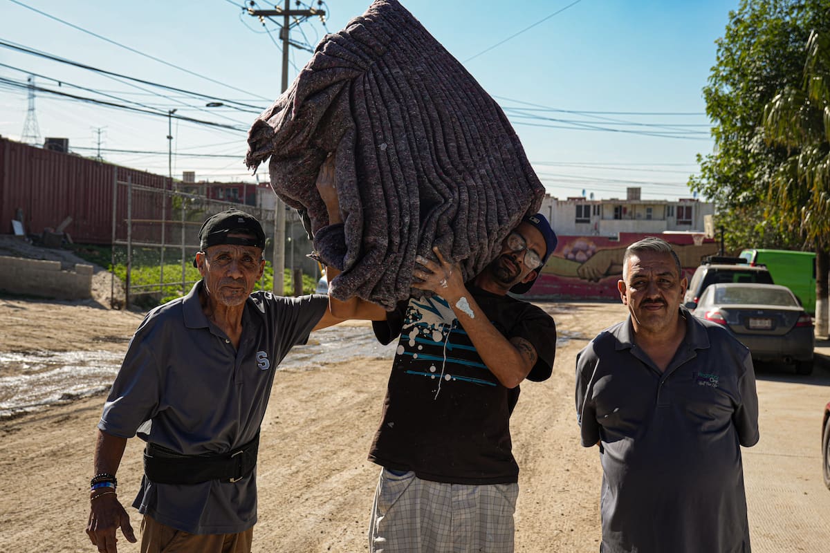 Las familias recibieron cobijas de parte de los lectores. Foto: Leonardo González